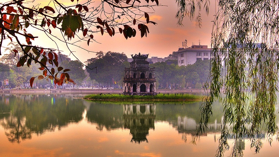 Hồ Hoàn Kiếm là nơi có cảnh sắc yên bình, thơ mộng ngay trung tâm thành phố